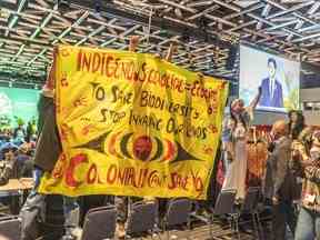 Des membres des tribus autochtones de la côte ouest manifestent lors du discours d'ouverture du premier ministre Justin Trudeau pour la COP15 au Palais des congrès de Montréal, le 6 décembre 2022.