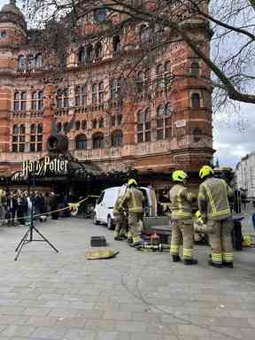 Les pompiers et les services d'urgence assistent à une urgence devant le Palace Theatre de Cambridge Circus le 27 janvier 2023 à Londres, en Angleterre.