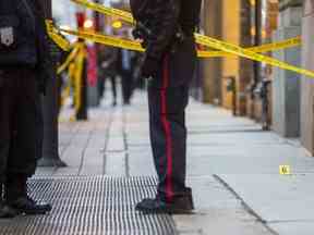 La police de Toronto se rend sur les lieux après qu'une femme âgée a été tuée dans une agression dans la rue Yonge au nord de la rue King à Toronto le vendredi 20 janvier 2023.