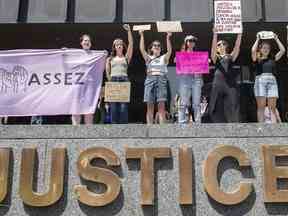 Des gens participent à une manifestation contre une décision d'un juge dans l'affaire contre un homme qui a plaidé coupable d'agression sexuelle et de voyeurisme à Montréal, le dimanche 10 juillet 2022.