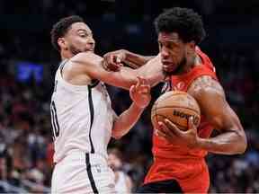 Ben Simmons des Brooklyn Nets et Thaddeus Young des Toronto Raptors se battent ou le ballon pendant la seconde moitié de leur match NBA à la Scotiabank Arena le 23 novembre 2022 à Toronto, Canada.