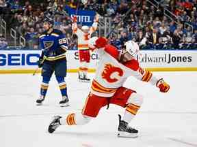 L'attaquant des Flames de Calgary Dillon Dube célèbre après avoir marqué contre les Blues de St. Louis au Enterprise Center de St. Louis le jeudi 12 janvier 2023.