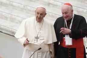 Le pape François, à gauche, et le cardinal Marc Ouellet arrivent à l'ouverture d'un symposium de trois jours sur les vocations dans la salle Paul VI au Vatican le 17 février 2022.