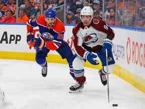 L'attaquant de l'Avalanche du Colorado Evan Rodrigues (9) contrôle la rondelle contre l'attaquant des Oilers d'Edmonton Leon Draisaitl (29) au cours de la deuxième période à Rogers Place.