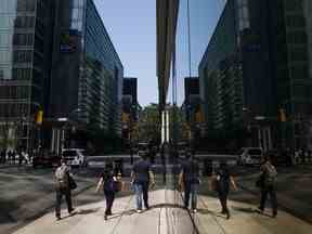 Piétons marchant dans le quartier financier de Toronto.