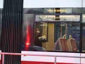 Une femme dans la vingtaine a été poignardée lors d'une altercation sur un tramway Spadina TTC en direction sud vers 14 heures à l'arrêt de l'avenue Sussex.  L'agresseur présumé a été arrêté sur les lieux et un couteau a été récupéré.  le mardi 24 janvier 2023.