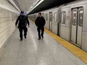 Agents de police de Toronto.  Greg Henkenhaf et Dave Donaldson en patrouille à la station Spadina TTC le jeudi 26 janvier 2023.