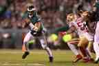 Jalen Hurts des Eagles dirige le ballon contre Dre Greenlaw des 49ers de San Francisco au cours du troisième quart du match de championnat NFC au Lincoln Financial Field le 29 janvier 2023 à Philadelphie.