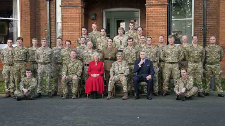 La reine consort rend visite aux Grenadier Guards pour la première fois en tant que colonel de bataillon