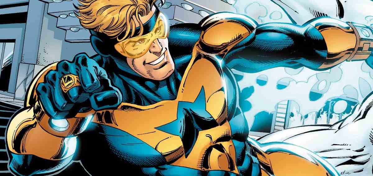 Booster Gold s'éloigne d'une explosion d'énergie tout en souriant. 