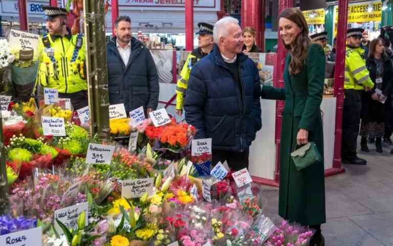 La princesse de Galles présente des roses lors d’une visite au marché pour promouvoir la campagne de la petite enfance