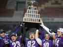 Les joueurs des Western Mustangs célèbrent après avoir remporté la Coupe Vanier contre la Saskatchewan le samedi 4 décembre 2021. Twitter.com/ @westernmustangs