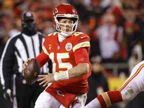 Patrick Mahomes # 15 des Chiefs de Kansas City cherche à passer contre les Bengals de Cincinnati au cours du troisième quart du match de championnat de l'AFC au GEHA Field du Arrowhead Stadium dimanche.