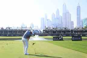 Rory McIlroy, d'Irlande du Nord, joue son troisième coup au 18e trou lors de la ronde finale du cinquième jour du Hero Dubai Desert Classic au Emirates Golf Club le 30 janvier 2023 à Dubaï, aux Émirats arabes unis.  (Photo de Warren Little/Getty Images)