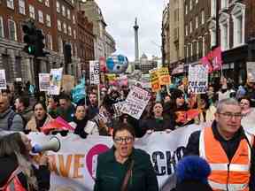 La co-secrétaire générale du syndicat National Education Union (NEU) Mary Bousted, au centre, crie des slogans alors qu'elle dirige une manifestation organisée par le NEU et d'autres syndicats affiliés dans le centre de Londres, le 1er février 2023, dans le cadre d'une grève nationale journée.