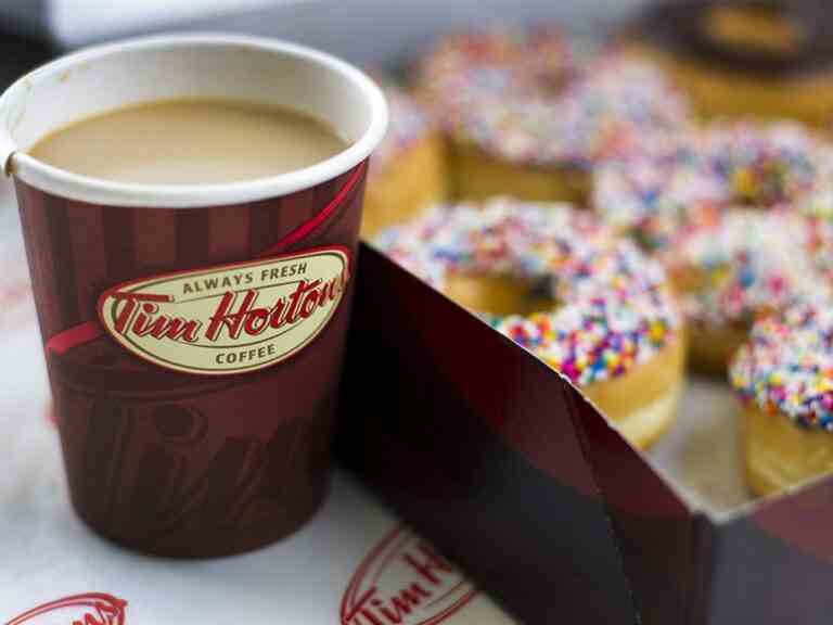 Les utilisateurs de l’application Tim Hortons obtiendront des boissons et des produits de boulangerie gratuits après que la Cour suprême du Québec a approuvé le règlement d’un recours collectif