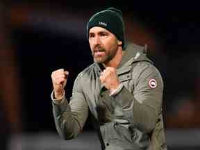 L'acteur canadien et propriétaire de Wrexham, Ryan Reynolds, rend hommage aux fans après le match de quatrième tour de la FA Cup anglaise entre Wrexham et Sheffield United au Racecourse Ground Stadium de Wrexham, au Pays de Galles, le dimanche 29 janvier 2023.