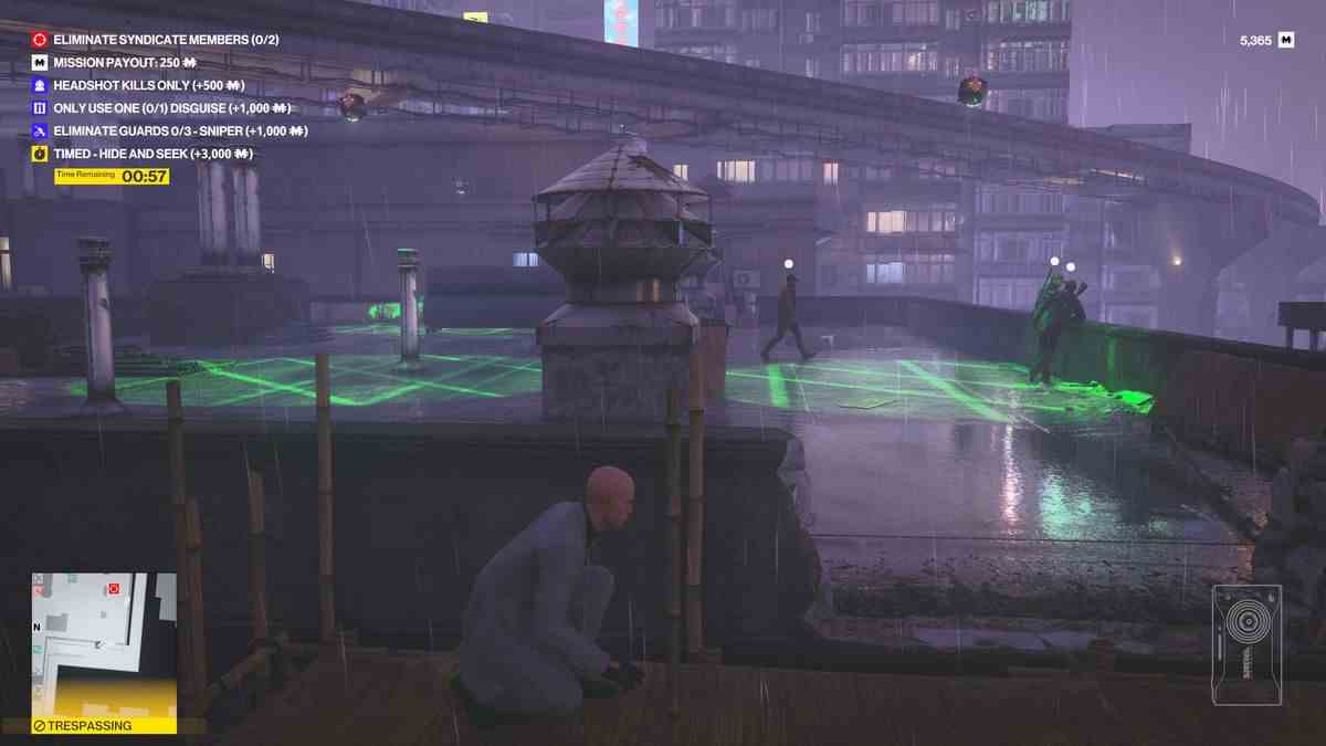 L'agent 47 s'accroupit derrière un muret à Chongqing dans le mode Freelancer de Hitman World of Assassination