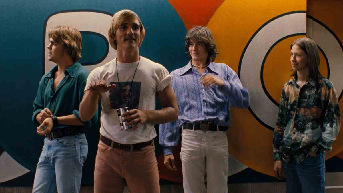 Matthew McConaughey parle à un groupe de lycéens dans Dazed and Confused.