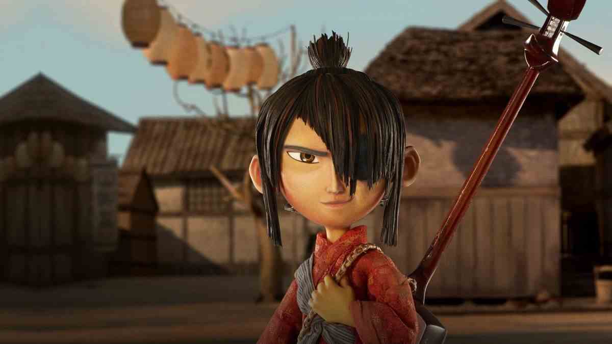 kubo se tient dans un kimono rouge et avec son shamisan sur le dos