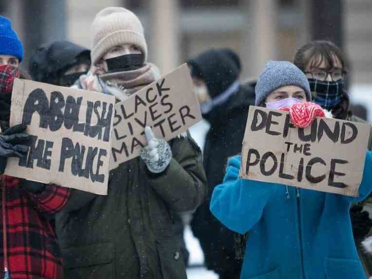 KINSELLA: Il est temps de déployer des policiers, pas de les définancer