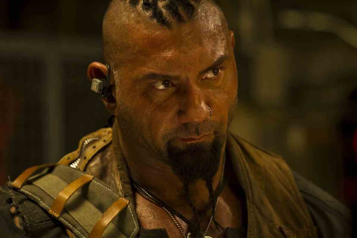 Dave Bautista est brillant de sueur dans un uniforme militaire à Riddick.