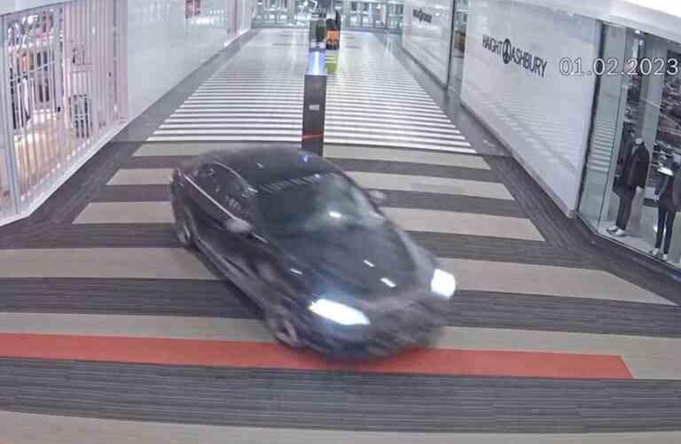 CRIME AUDACIEUX ‘: Une vidéo montre une voiture traversant le centre commercial Vaughan Mills pendant B&E