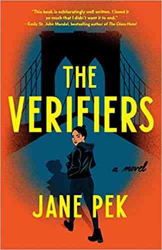 couverture de The Verifiers de Jane Pek ;  illustration d'une femme en noir marchant vers le pont de Brooklyn