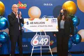 Juliette Lamour, 18 ans, de Sault Ste Marie, Ont.  avec son chèque de 48 millions de dollars.