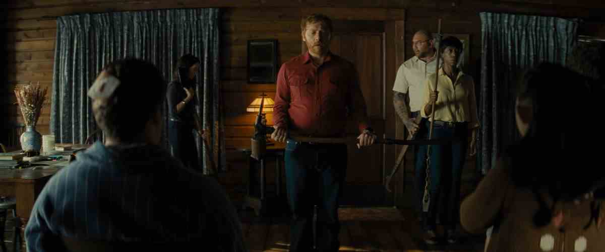 Rupert Grint avec une arme dans Knock at the Cabin