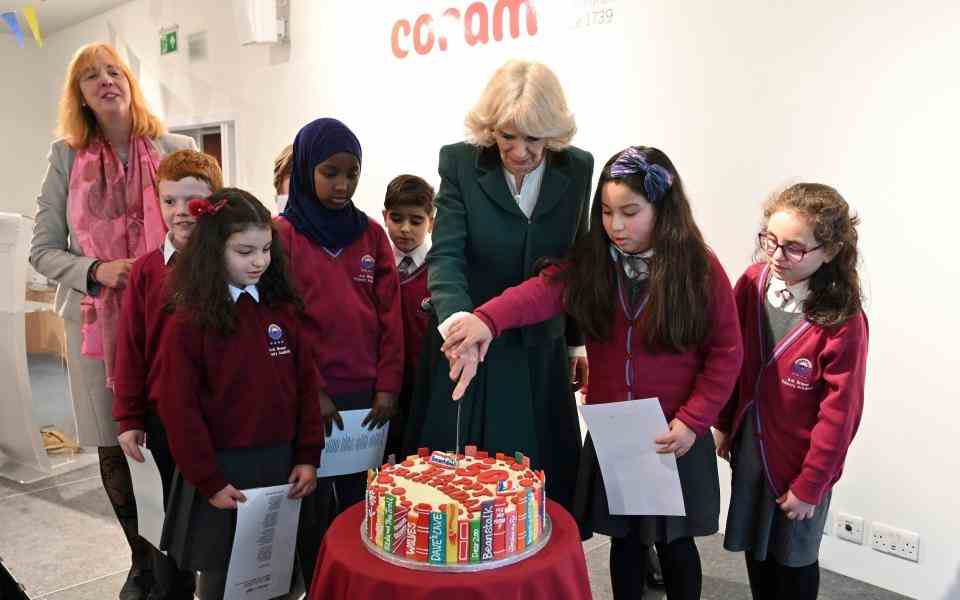 Camilla coupe un gâteau pour célébrer le 50e anniversaire de Coram Beanstalk - Justin Tallis/AFP