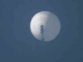 Un ballon vole dans le ciel au-dessus de Billings, Montana, le 1er février 2023 sur cette photo obtenue sur les réseaux sociaux.