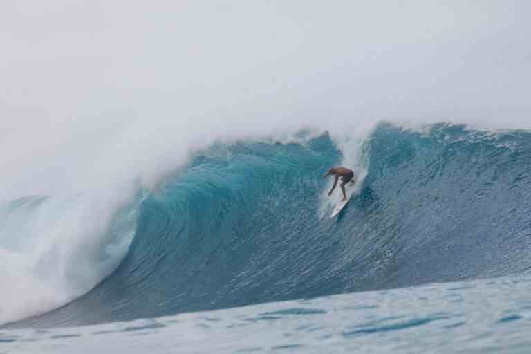 Les meilleurs surfeurs du monde lancent la tournée 2023 à Pipeline, les spots olympiques vous attendent