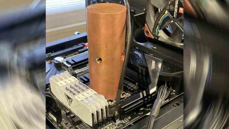 DIYer Passive Cools Core i9 avec bloc de cuivre de 8 livres