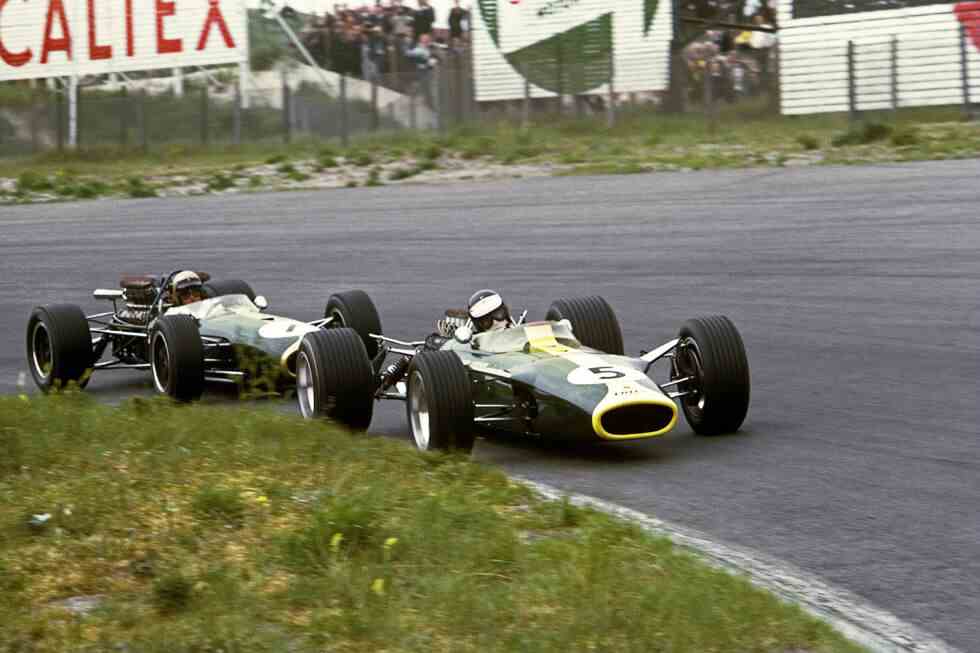 La Lotus-Ford 49 de Jim Clark devance la Brabham-Repco BT19 de Jack Brabham à Zandvoort en Hollande en 1967.