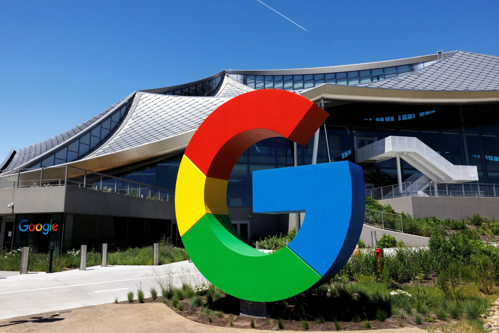 Une vue extérieure du bâtiment BV100, lors d'une visite du nouveau campus Bay View de Google à Mountain View, Californie, États-Unis, le 16 mai 2022. Photo prise le 16 mai 2022. REUTERS/Peter DaSilva