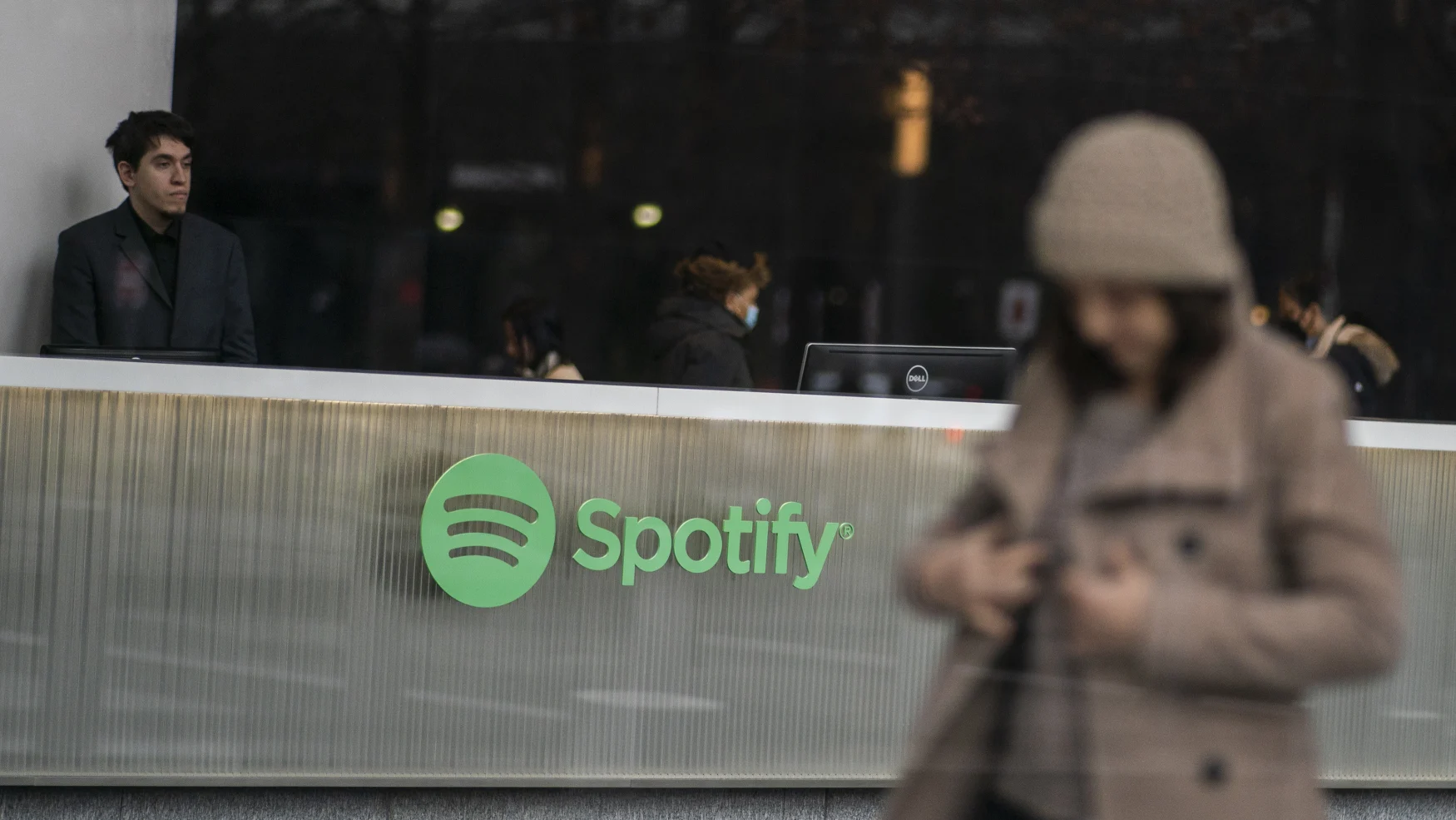 NEW YORK, NEW YORK - 23 JANVIER: Des personnes sont vues à l'intérieur du bâtiment du siège social de Spotify dans le Lower Manhattan le 23 janvier 2023 à New York.  Spotify a annoncé lundi qu'il supprimerait 6% de ses effectifs mondiaux.  (Photo par Eduardo MunozAlvarez/VIEWpress via Getty Images)