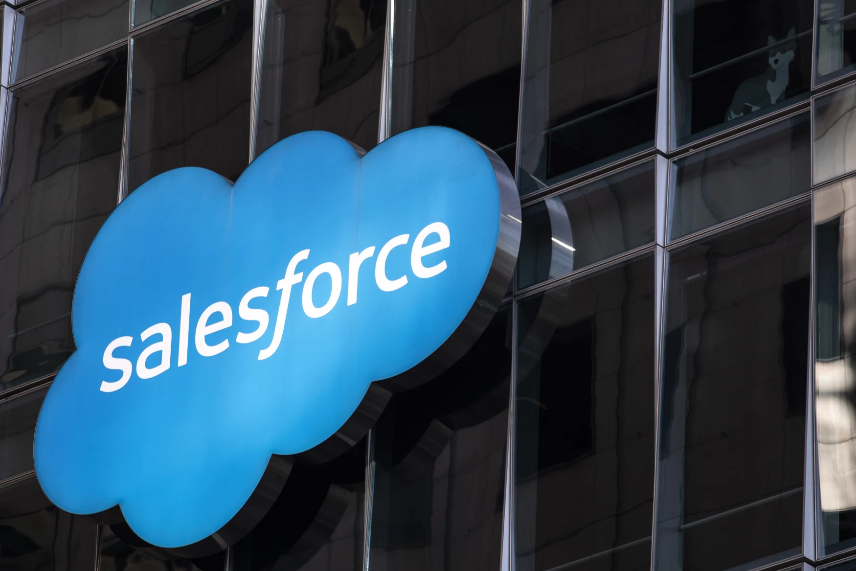 SAN FRANCISCO, CA - 01 DÉCEMBRE : le logo Salesforce est visible à son siège social le 1er décembre 2020 à San Francisco, Californie.  La société de logiciels d'entreprise basée sur le cloud a annoncé mardi qu'elle achèterait la populaire application de chat en milieu de travail Slack pour 27,7 milliards de dollars.  (Photo de Stephen Lam/Getty Images)