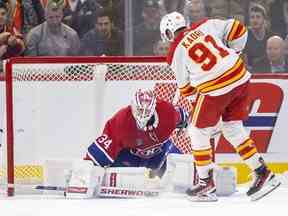 Nazem Kadri en action contre les Canadiens de Montréal le 12 décembre 2022.