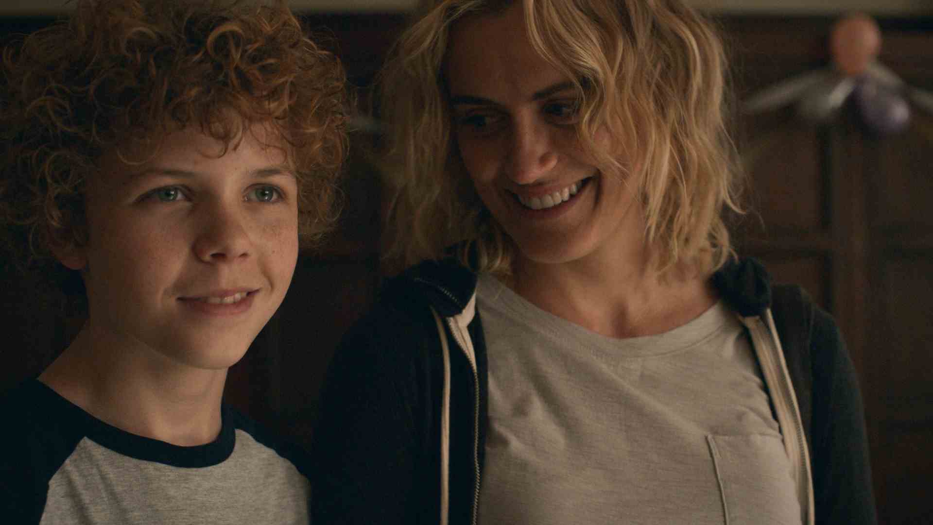 Taylor Schilling et Colin O'Brien dans Cher Edward