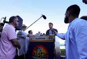 Connor McDavid des Oilers d'Edmonton s'adresse aux médias lors de la Journée des médias des étoiles de la LNH 2023 au FLA Live Arena le 2 février 2023 à Sunrise, en Floride.  (Megan Briggs/Getty Images)