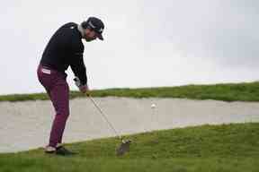 Sam Ryder joue son coup sur le deuxième trou lors de la ronde finale du tournoi de golf Farmers Insurance Open au parcours de golf municipal de Torrey Pines - parcours sud.