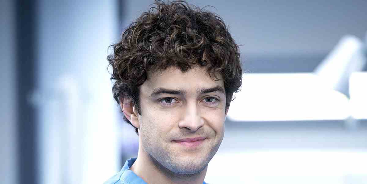 L'ancienne star de Holby City, Lee Mead, parle de sa greffe de cheveux

