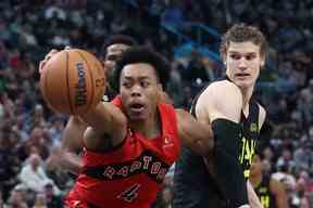 L'attaquant des Raptors de Toronto Scottie Barnes (4) et l'attaquant des Utah Jazz Lauri Markkanen (à droite) jouent pour une balle lâche au deuxième quart au Vivint Arena le 1er février 2023;  Salt Lake City, Utah.  Rob Gray-USA TODAY Sports