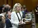 La chef conservatrice par intérim Candice Bergen se lève pendant la période des questions à la Chambre des communes sur la Colline du Parlement à Ottawa le mercredi 22 juin 2022.