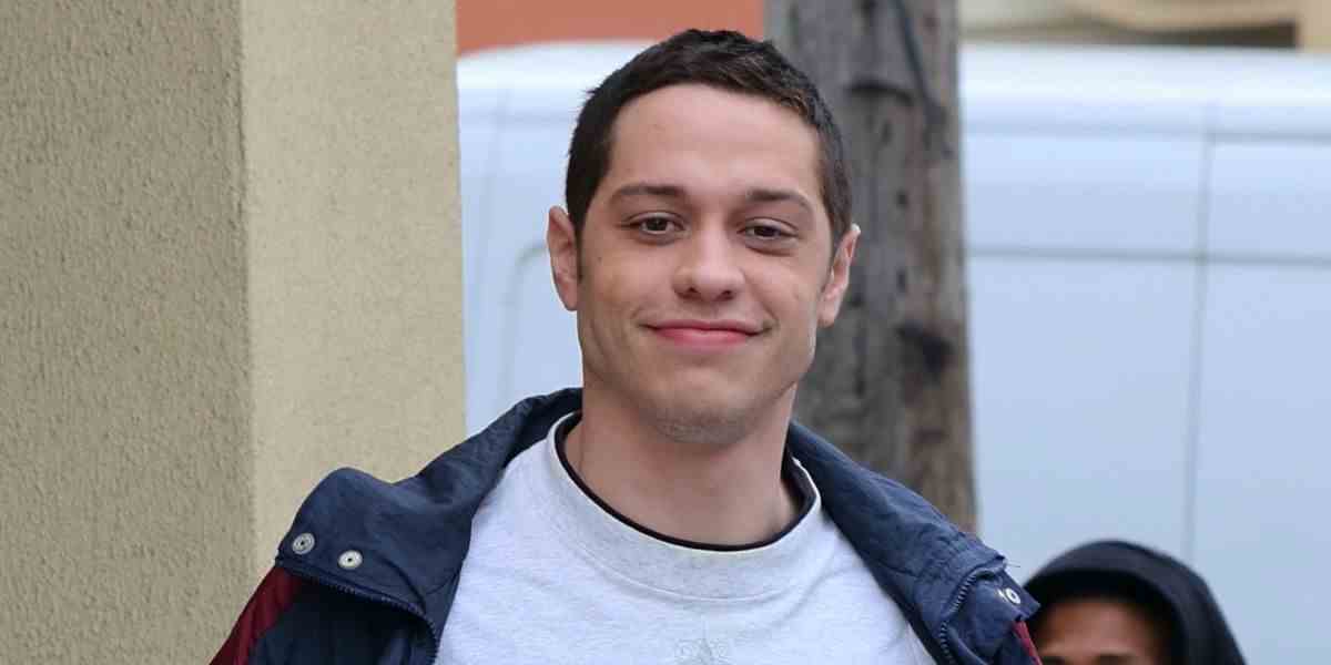 La star de SNL Pete Davidson dévoile la transformation de la tête rasée

