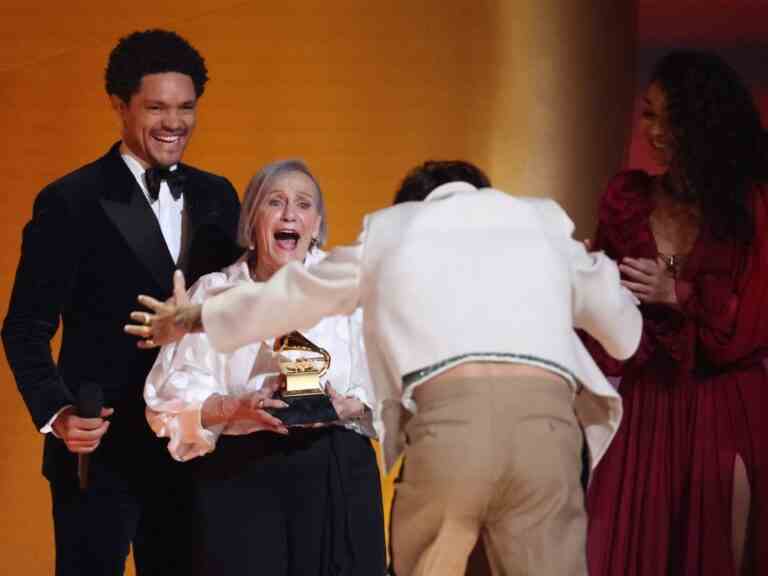 La grand-mère superfan de Harry Styles de Sudbury vole les Grammys