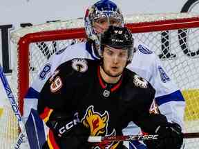 Calgary Flame Jakob Pelletier lors d'un match de hockey de la LNH contre le Lightning de Tampa Bay au Scotiabank Saddledome de Calgary le 21 janvier 2023.