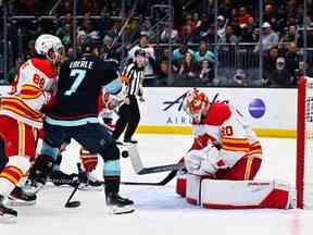 Le gardien des Flames de Calgary Dan Vladar bloque un tir du Kraken de Seattle lors de la deuxième période au Climate Pledge Arena de Seattle le 27 janvier 2023.