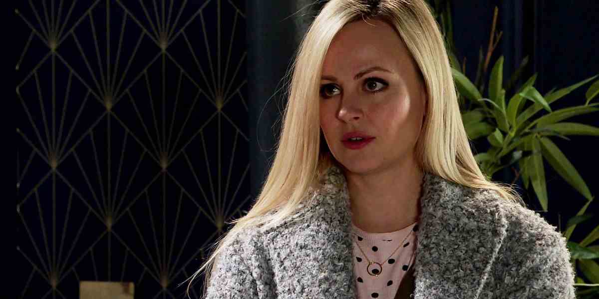 La star de Coronation Street, Tina O'Brien, explique les doutes du bébé de Sarah

